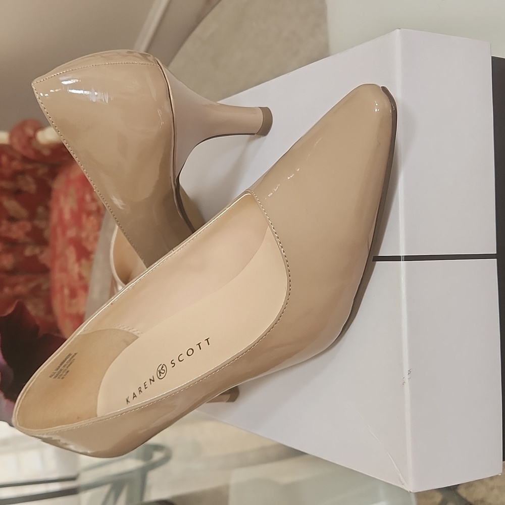 Karen Scott 3" patent leather sizec81/2  champagne heels